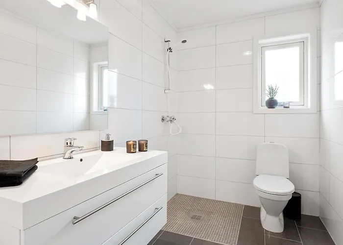 Spacious House In A Quiet Neighborhood *